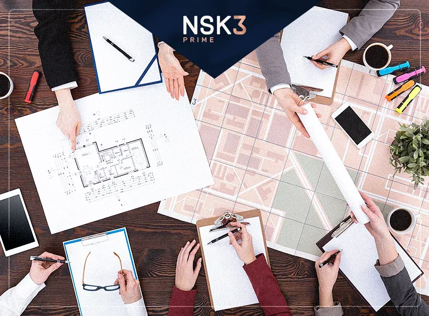 papeis em cima de uma mesa 