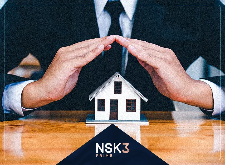 homem simulando uma telha em uma casa de maquete