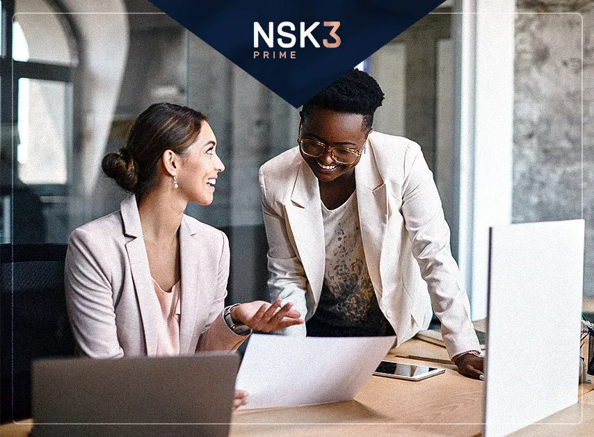 duas pessoas conversando sobre planos proxímo a um computador 